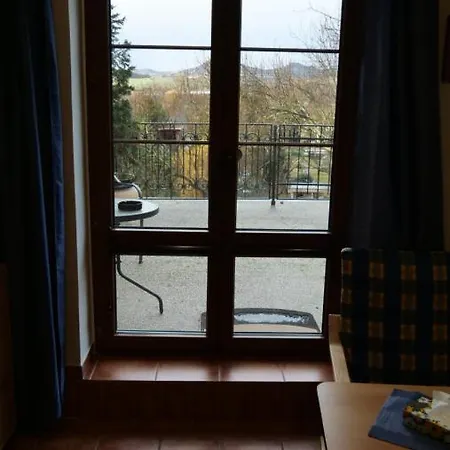 Na Hradbach 4*